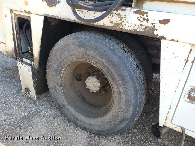 image for item DC6056 1991 International 4900  fuel truck