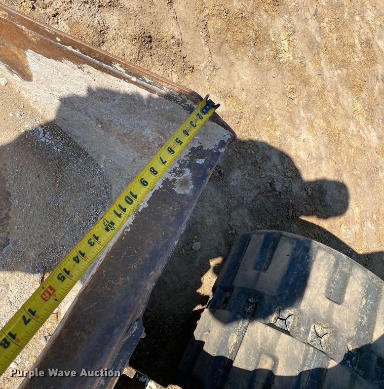 image for item DI7827 2017 Bobcat T650  tracked skid steer loader