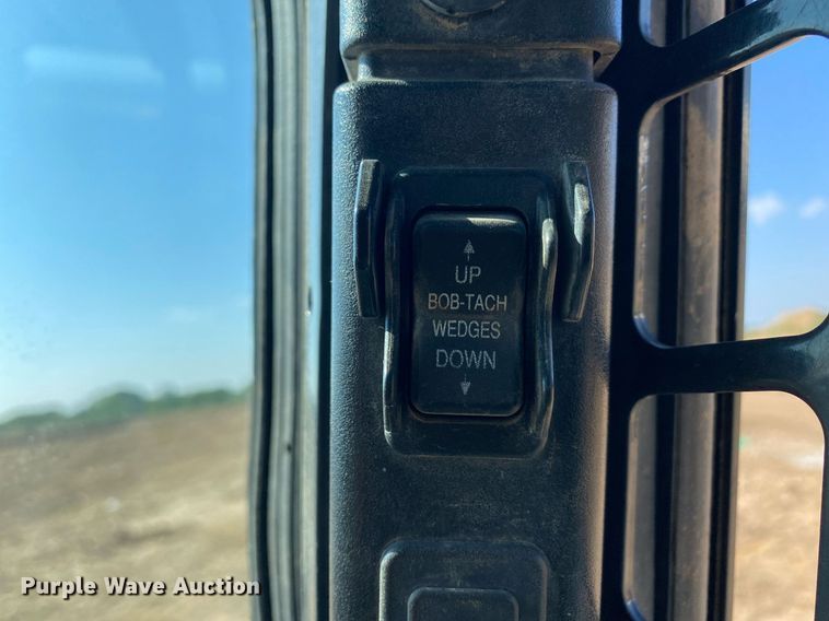 image for item DI7827 2017 Bobcat T650  tracked skid steer loader