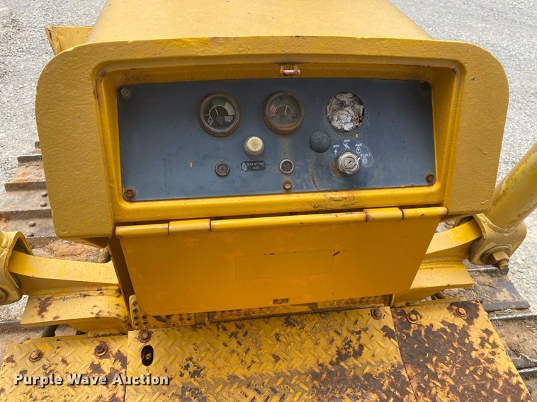 image for item DI7835 1985 John Deere 450E  dozer