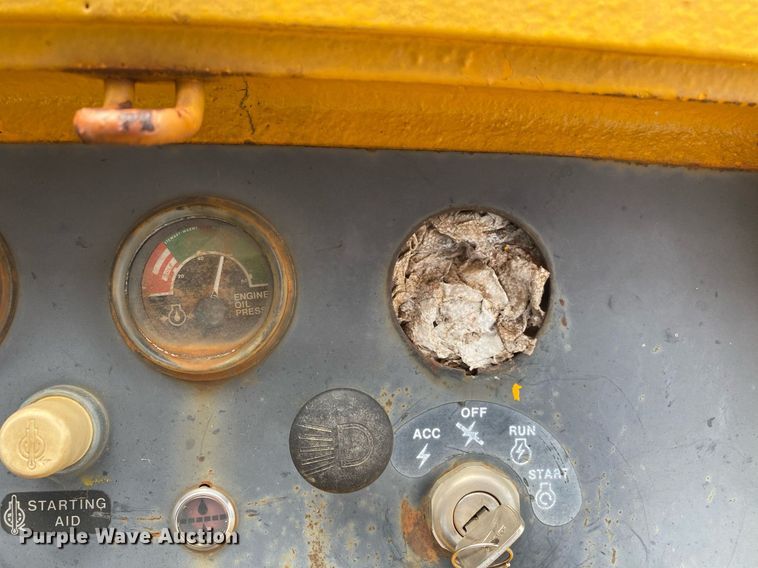 image for item DI7835 1985 John Deere 450E  dozer