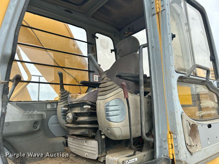 image for item DI7857 2001 John Deere 370  excavator