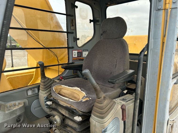 image for item DI7857 2001 John Deere 370  excavator