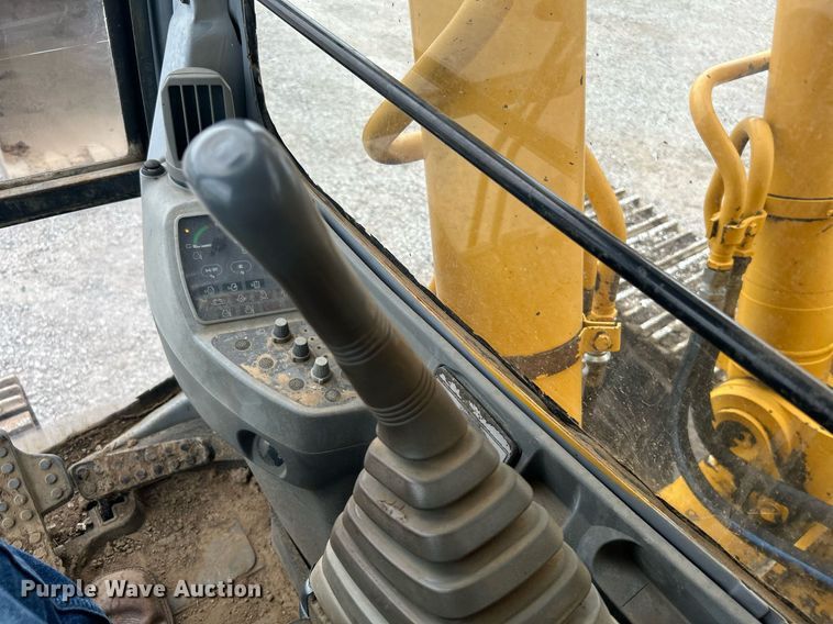 image for item DI7857 2001 John Deere 370  excavator