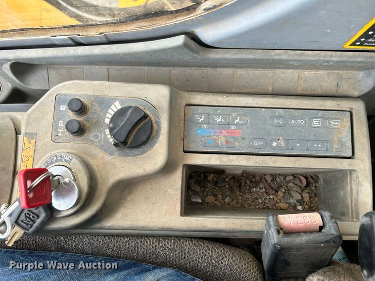 image for item DI7857 2001 John Deere 370  excavator