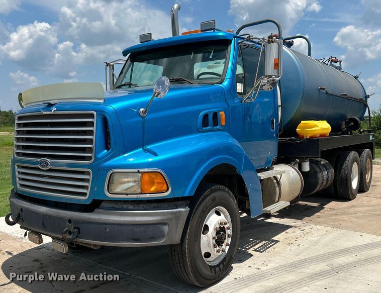 image for item DI7866 1998 Ford AT9522  vacuum truck