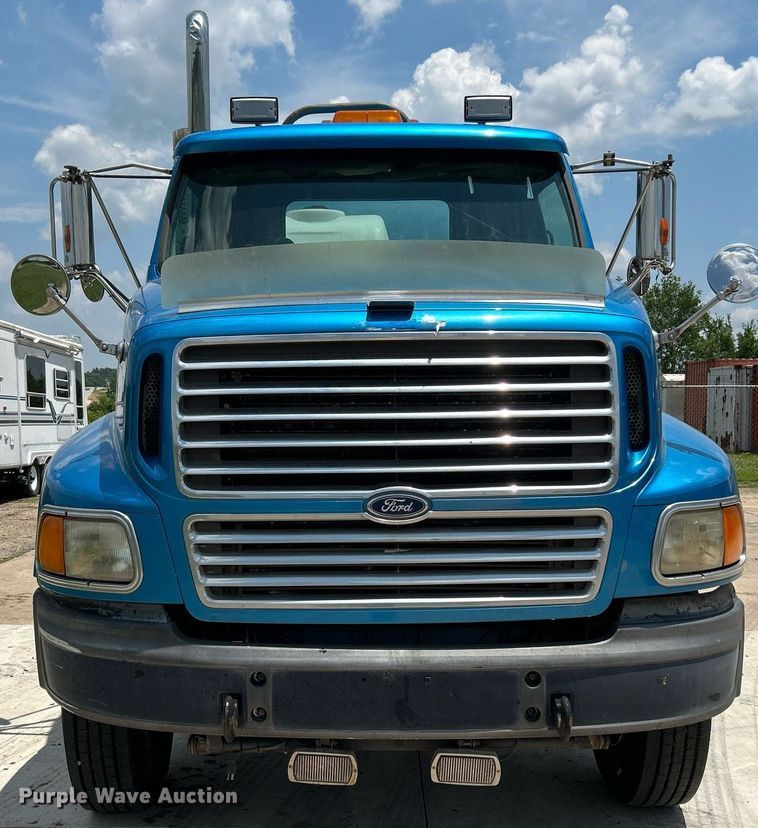 image for item DI7866 1998 Ford AT9522  vacuum truck