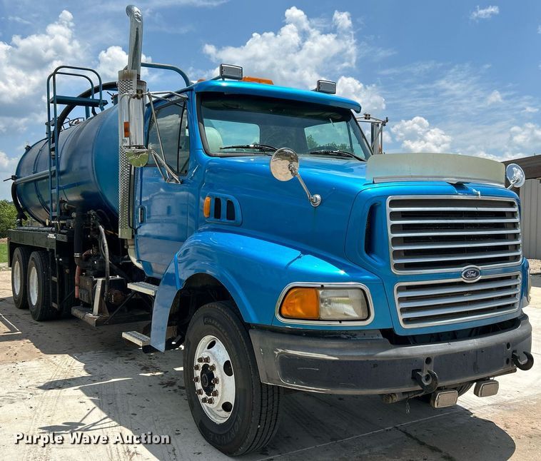 image for item DI7866 1998 Ford AT9522  vacuum truck