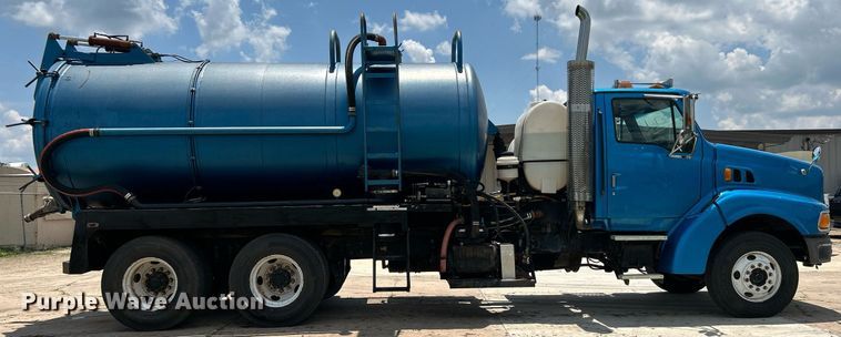 image for item DI7866 1998 Ford AT9522  vacuum truck