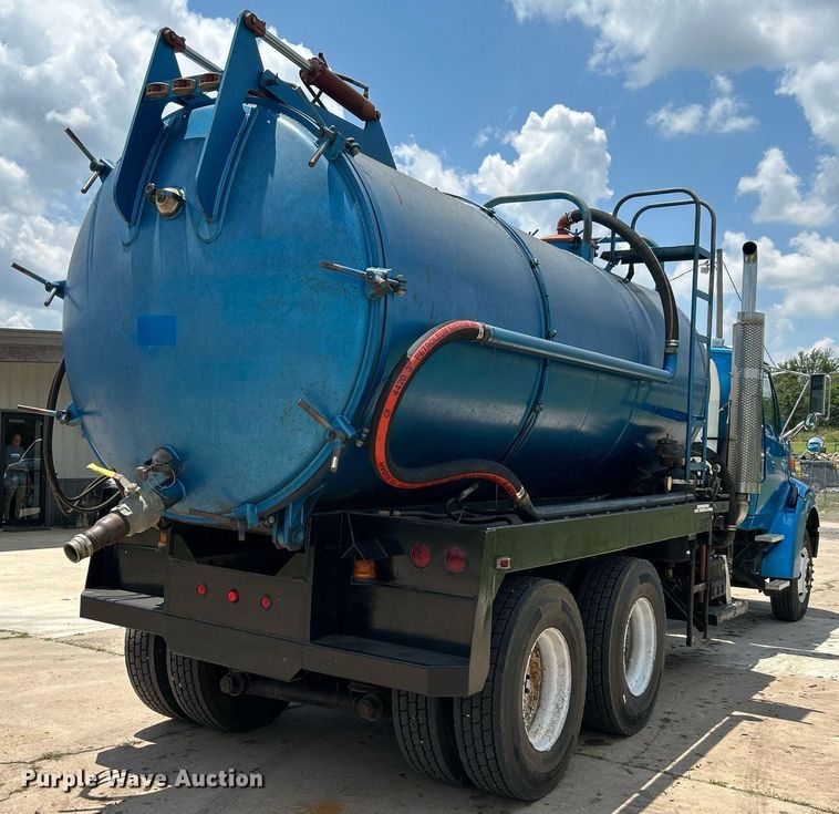 image for item DI7866 1998 Ford AT9522  vacuum truck