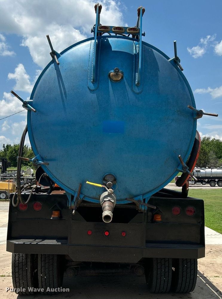 image for item DI7866 1998 Ford AT9522  vacuum truck