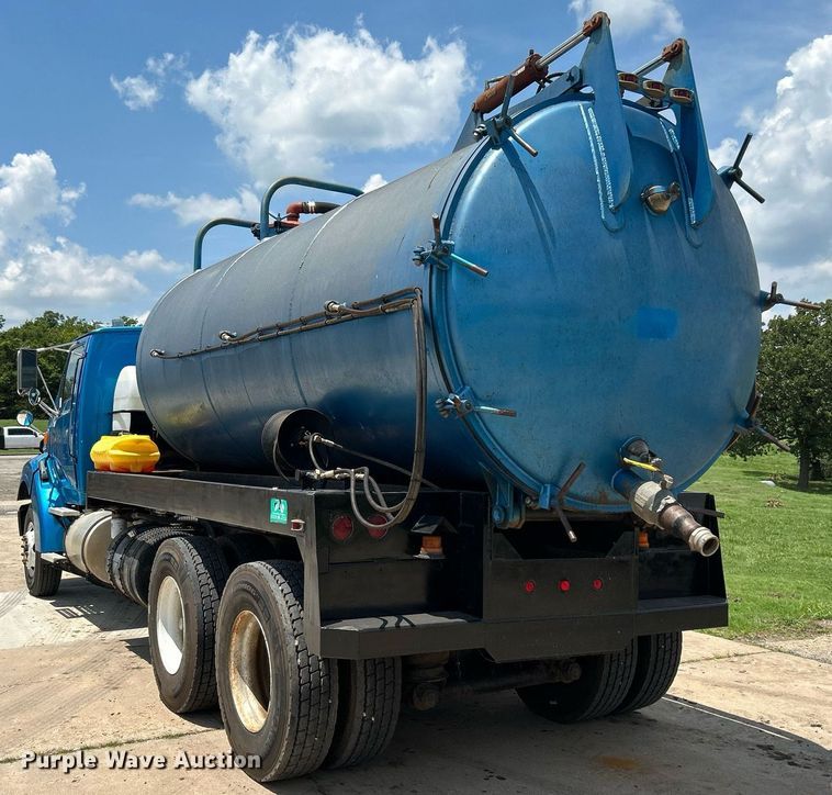 image for item DI7866 1998 Ford AT9522  vacuum truck