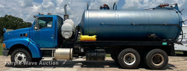 image for item DI7866 1998 Ford AT9522  vacuum truck