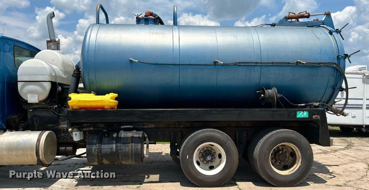 image for item DI7866 1998 Ford AT9522  vacuum truck