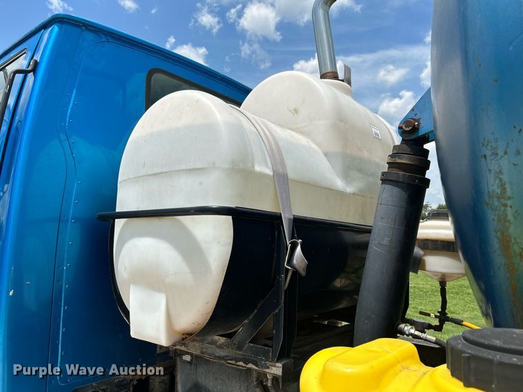 image for item DI7866 1998 Ford AT9522  vacuum truck