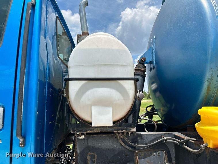 image for item DI7866 1998 Ford AT9522  vacuum truck