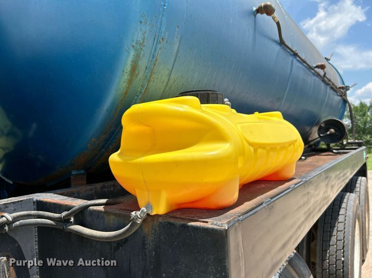 image for item DI7866 1998 Ford AT9522  vacuum truck