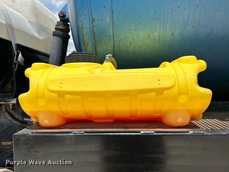 image for item DI7866 1998 Ford AT9522  vacuum truck