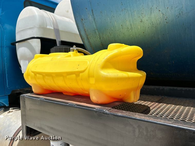 image for item DI7866 1998 Ford AT9522  vacuum truck