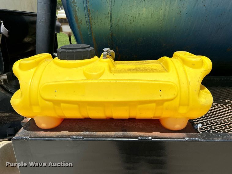 image for item DI7866 1998 Ford AT9522  vacuum truck