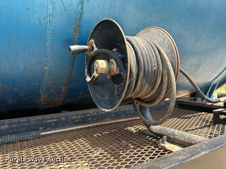 image for item DI7866 1998 Ford AT9522  vacuum truck