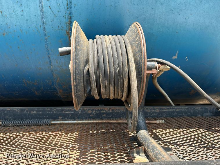 image for item DI7866 1998 Ford AT9522  vacuum truck