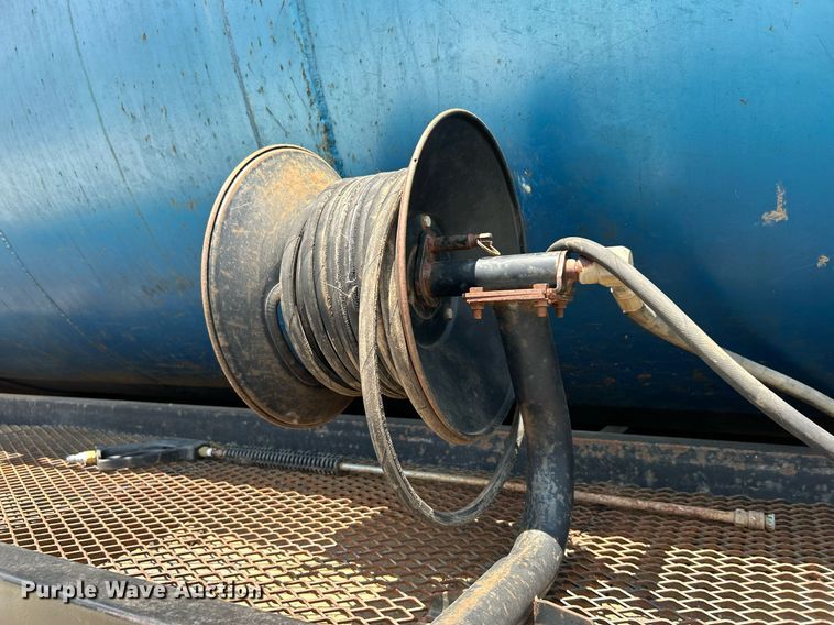 image for item DI7866 1998 Ford AT9522  vacuum truck