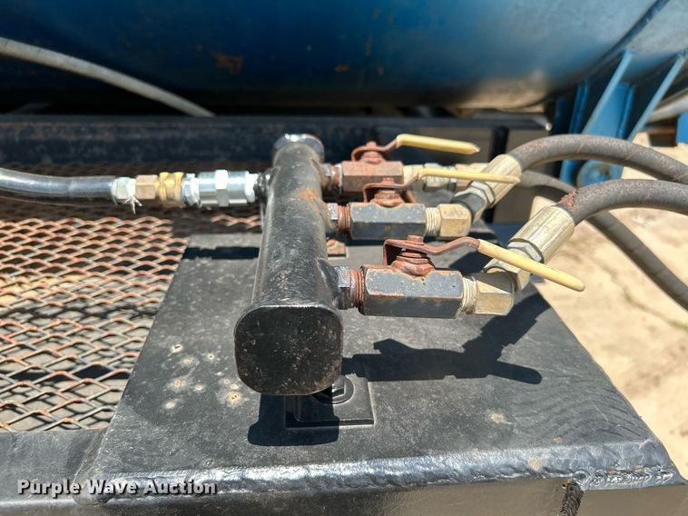 image for item DI7866 1998 Ford AT9522  vacuum truck