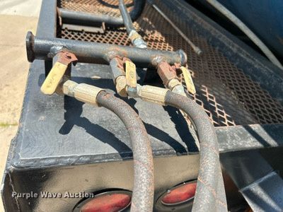 image for item DI7866 1998 Ford AT9522  vacuum truck