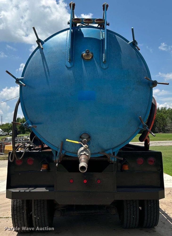 image for item DI7866 1998 Ford AT9522  vacuum truck