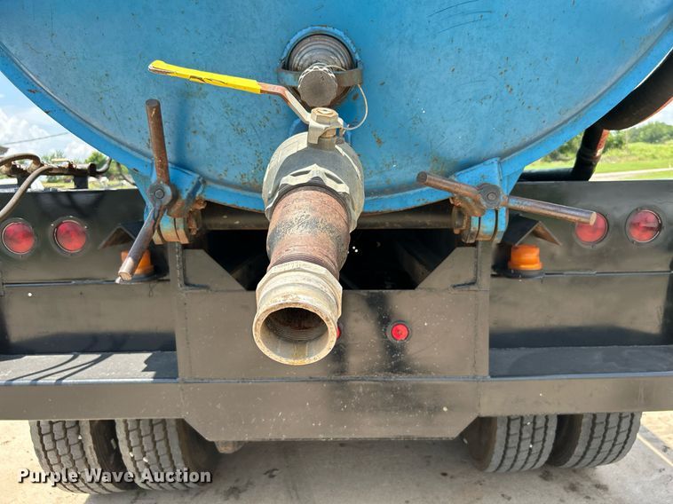 image for item DI7866 1998 Ford AT9522  vacuum truck