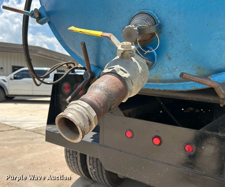 image for item DI7866 1998 Ford AT9522  vacuum truck