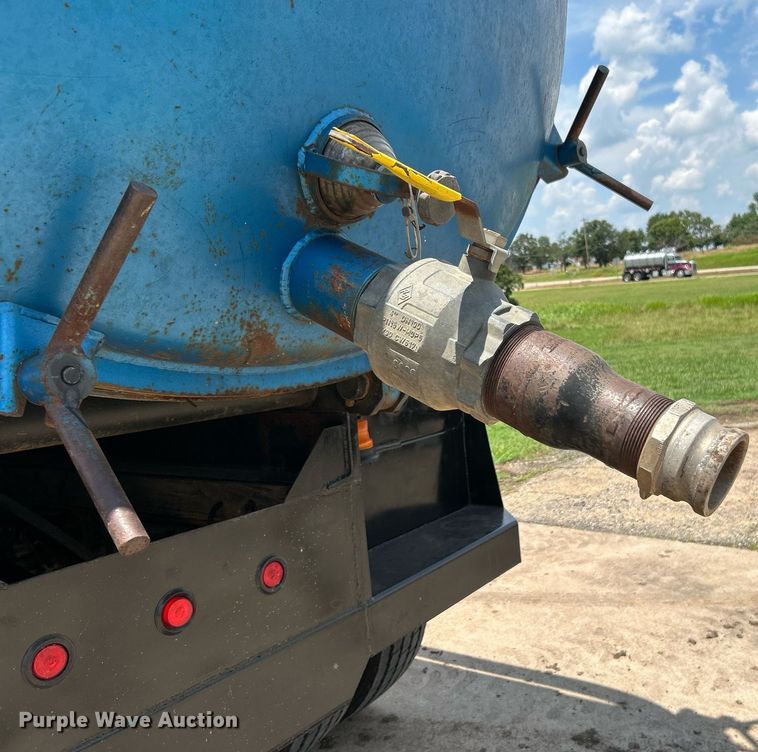 image for item DI7866 1998 Ford AT9522  vacuum truck