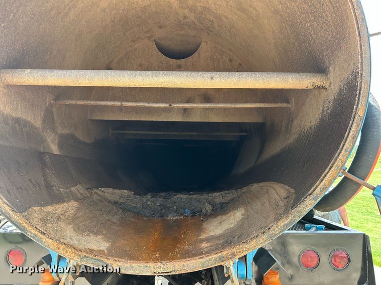 image for item DI7866 1998 Ford AT9522  vacuum truck