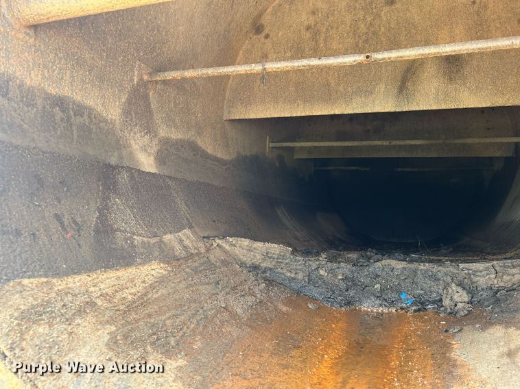 image for item DI7866 1998 Ford AT9522  vacuum truck