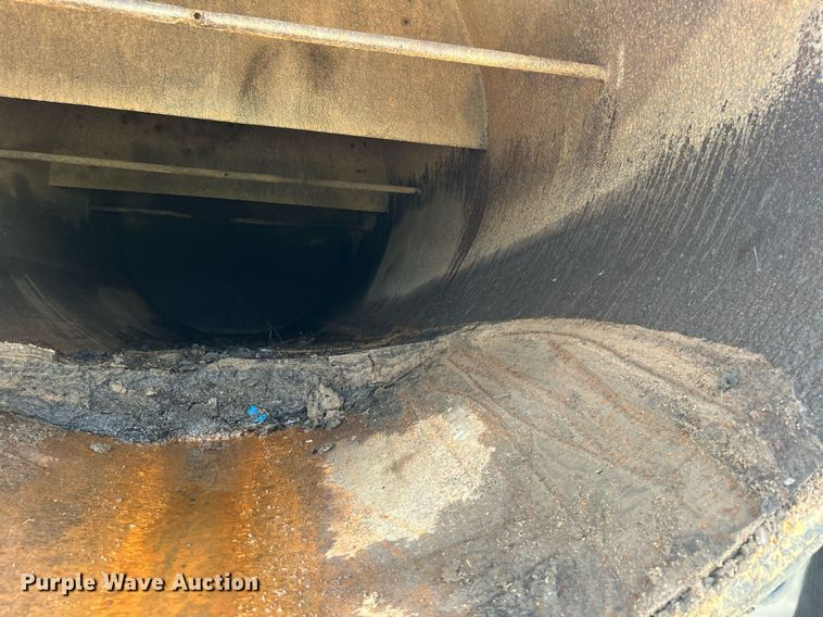 image for item DI7866 1998 Ford AT9522  vacuum truck