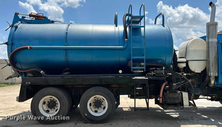 image for item DI7866 1998 Ford AT9522  vacuum truck