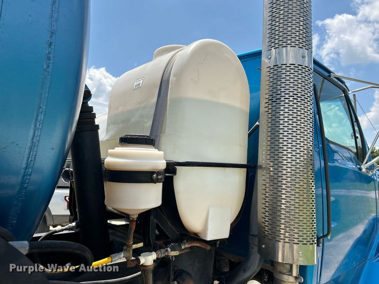 image for item DI7866 1998 Ford AT9522  vacuum truck