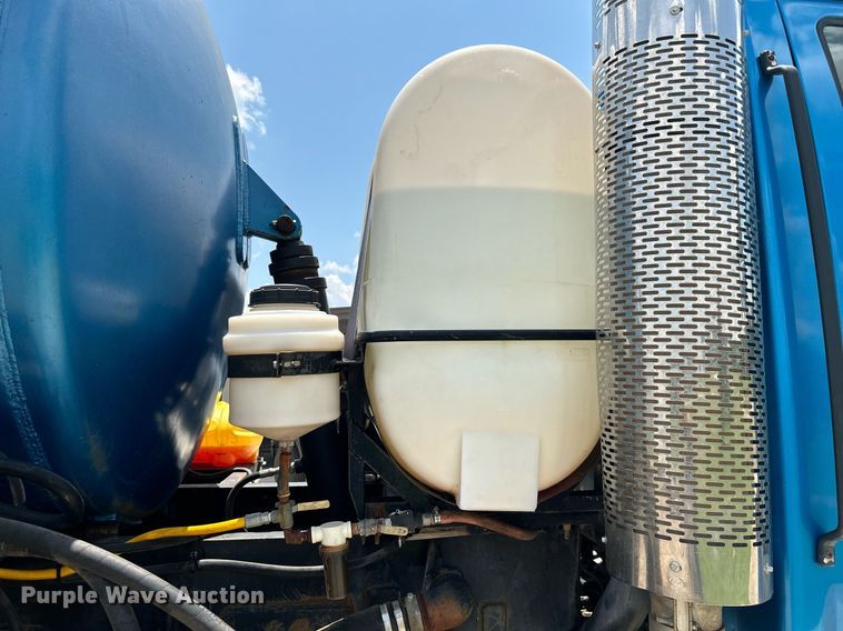 image for item DI7866 1998 Ford AT9522  vacuum truck