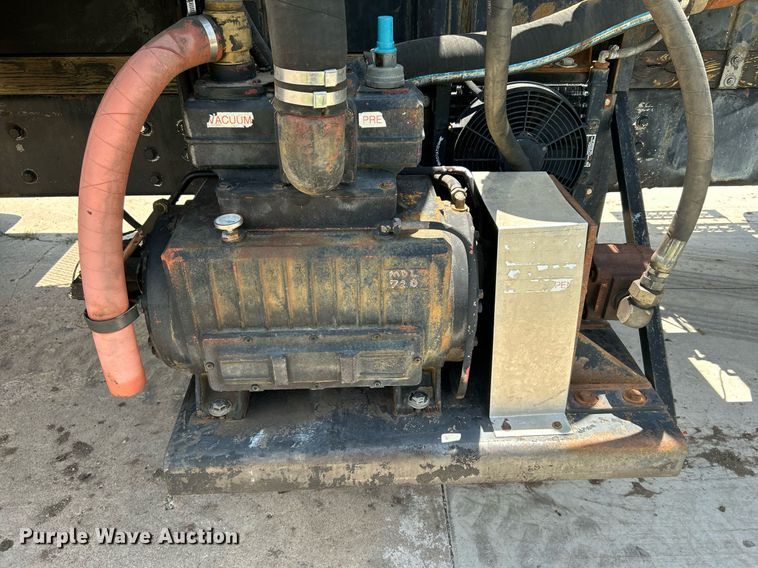 image for item DI7866 1998 Ford AT9522  vacuum truck