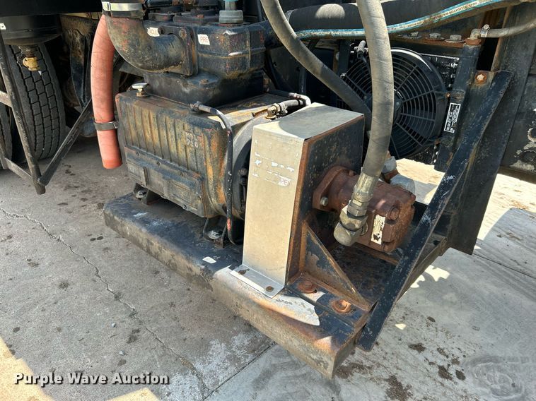 image for item DI7866 1998 Ford AT9522  vacuum truck