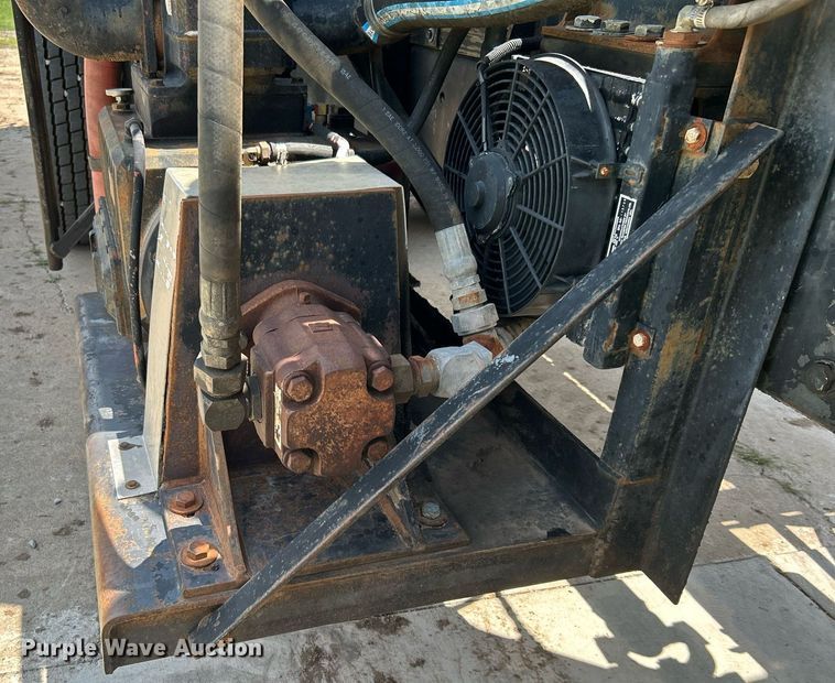 image for item DI7866 1998 Ford AT9522  vacuum truck