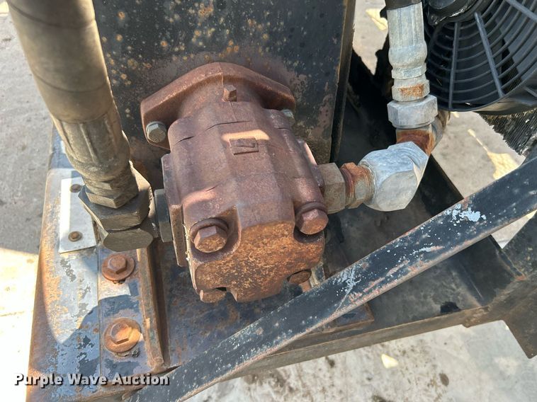 image for item DI7866 1998 Ford AT9522  vacuum truck