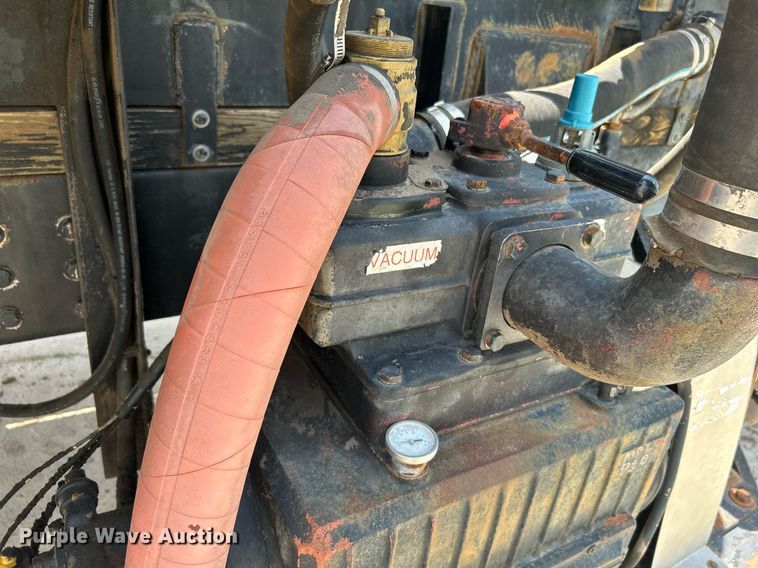 image for item DI7866 1998 Ford AT9522  vacuum truck