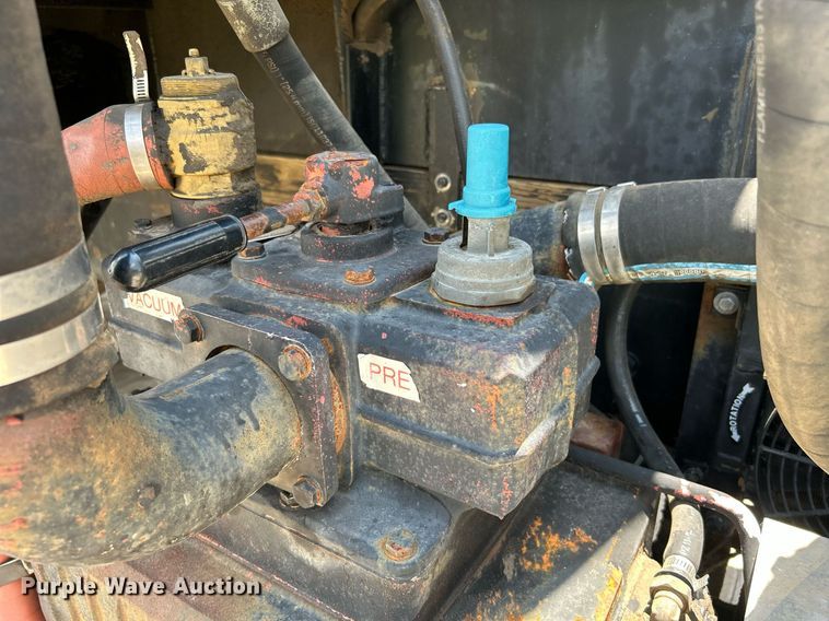 image for item DI7866 1998 Ford AT9522  vacuum truck