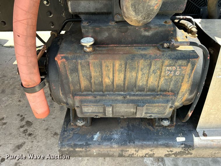 image for item DI7866 1998 Ford AT9522  vacuum truck