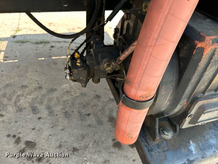 image for item DI7866 1998 Ford AT9522  vacuum truck