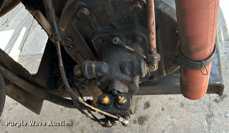 image for item DI7866 1998 Ford AT9522  vacuum truck