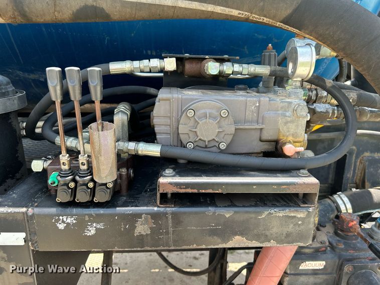 image for item DI7866 1998 Ford AT9522  vacuum truck