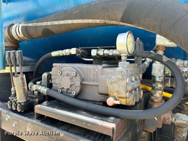 image for item DI7866 1998 Ford AT9522  vacuum truck